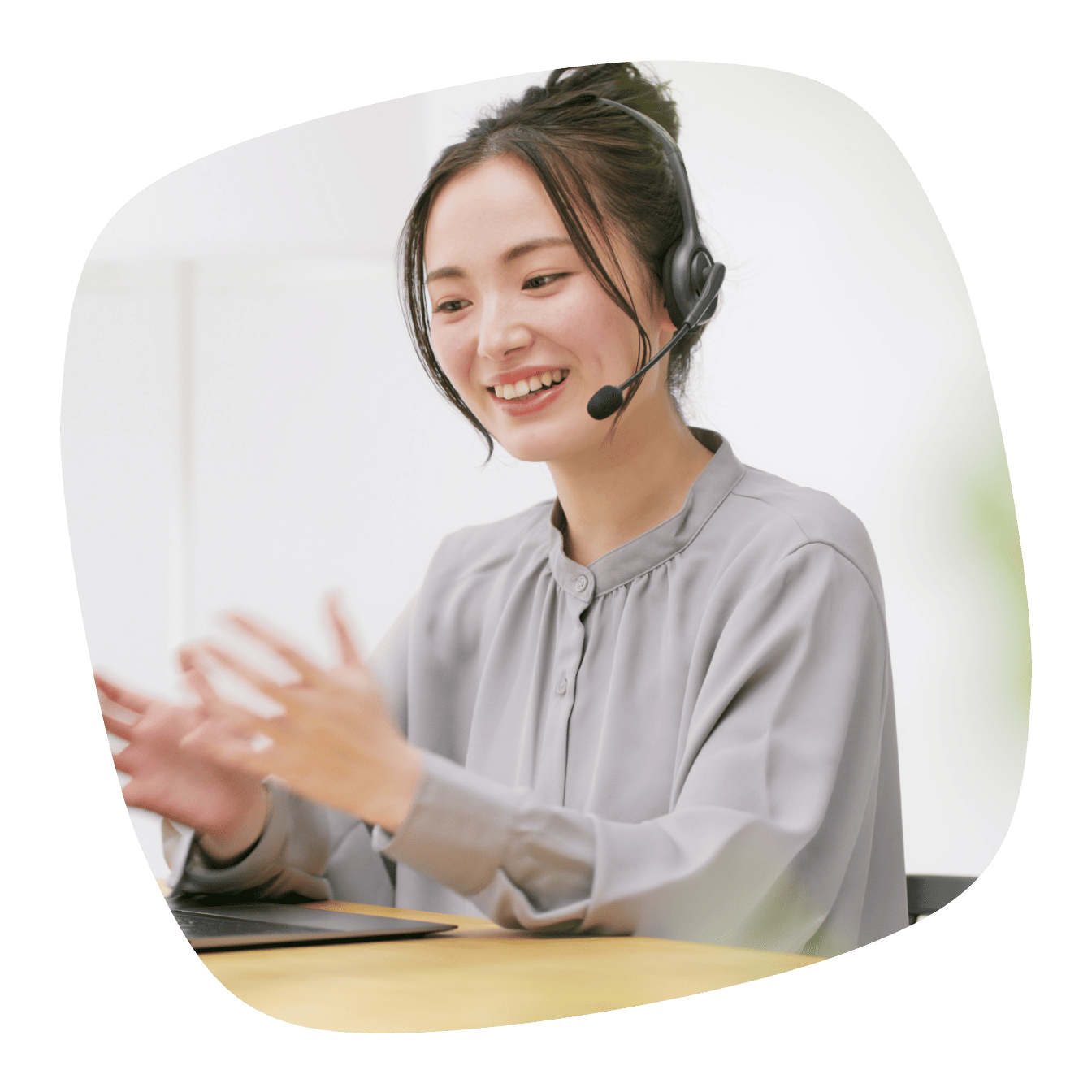 テレワークをする女性の画像